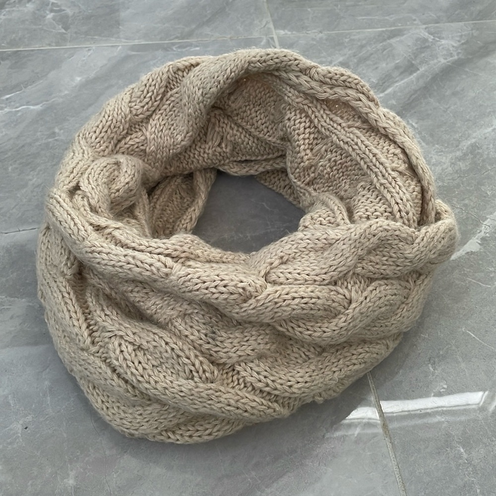 Women's Cable Knitted Infinity Scarf